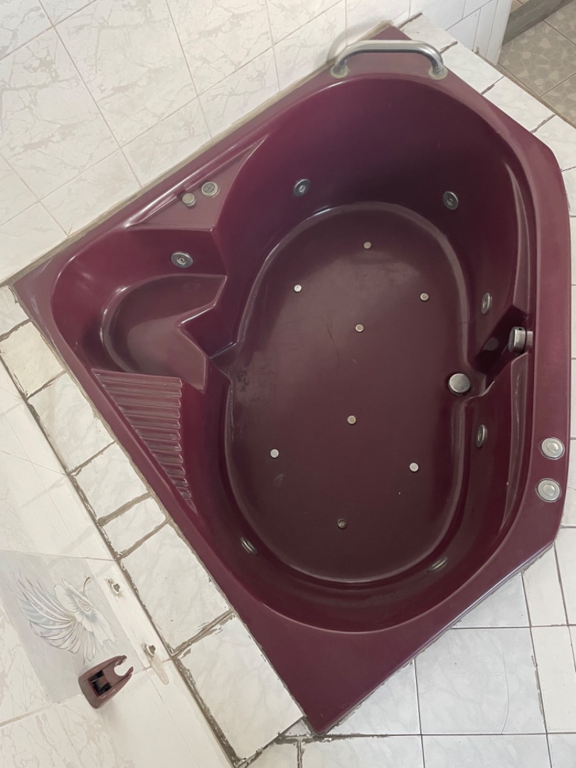 Jacuzzi, Furniture & Home Living, Bathroom & Kitchen Fixtures on Carousell
