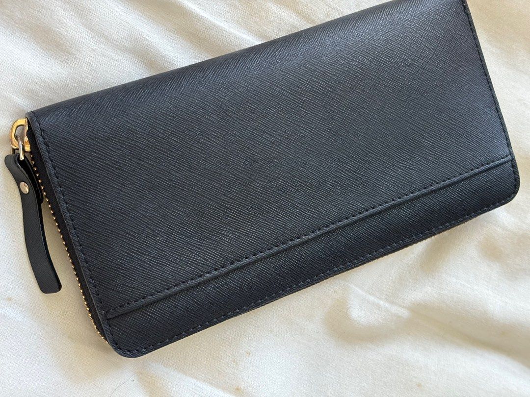Kate Spade Zipper Long Black Wallet (Category: Luxury Bags & Wallets) located in Quezon City. Submitted by oohsonice (Listing ID 1268002831, Image 3). Description: Purchased in new york, authentic -very cute interior lining design with no stains -black textured material that will be durable to scratches -has spade logo at front and stamped logo inside -has price tag -purchased for 143usd [-] -unfortunately, their stamp at the front got faded -no 
