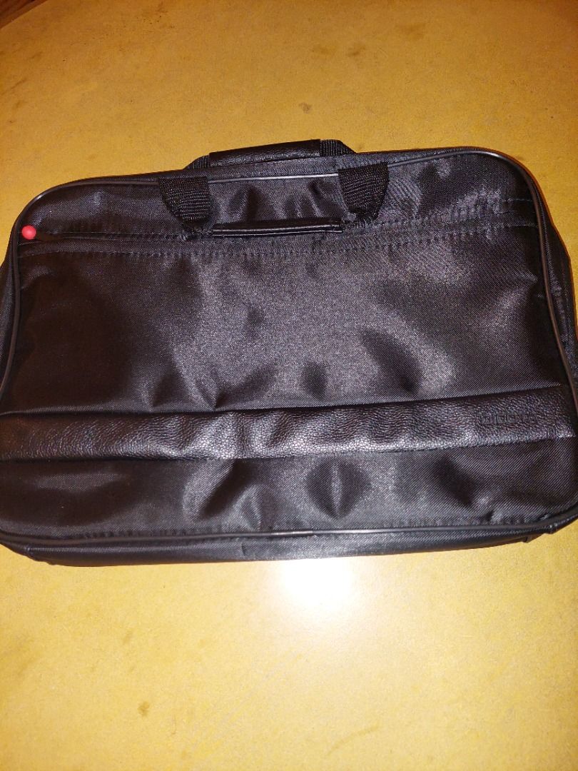 Lenovo Laptop Bag (Category: Laptop Bags & Sleeves) located in Pasig City. Submitted by mary.mary7 (Listing ID 1267997214, Image 1). Description: Size: 15 x 11 x 2 inches Color: Black Shipment/Pick Up Expense c/o Buyer.