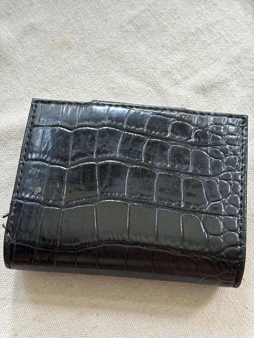 Liz Claiborne Black Croc Compact Wallet (Category: Wallets & Card holders) located in Quezon City. Submitted by oohsonice (Listing ID 1267999349, Image 2). Description: Still in good condition, only the flap inside is not glued well and has a smell that it’s stored away but overall still very nice. -has lots of compartments for cards, around 10 slots Terms: Payment first BPI, Gcash Shipping c/o buyer From qc.