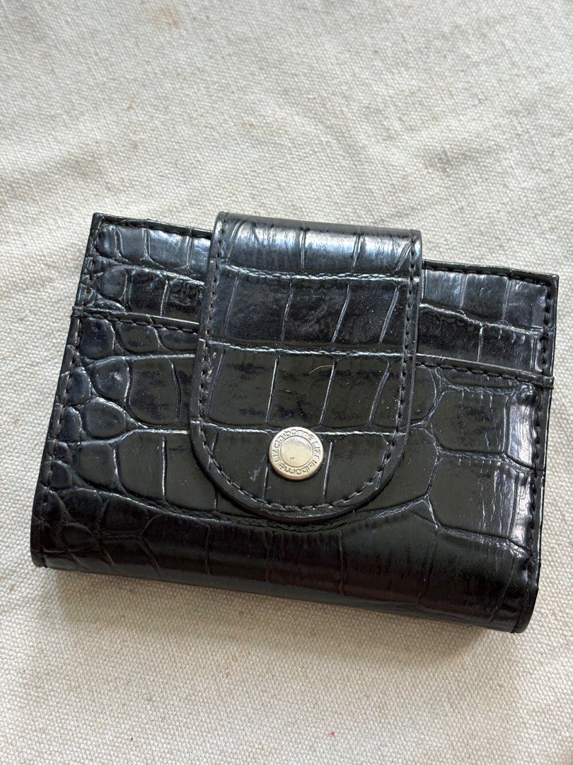 Liz Claiborne Black Croc Compact Wallet (Category: Wallets & Card holders) located in Quezon City. Submitted by oohsonice (Listing ID 1267999349, Image 3). Description: Still in good condition, only the flap inside is not glued well and has a smell that it’s stored away but overall still very nice. -has lots of compartments for cards, around 10 slots Terms: Payment first BPI, Gcash Shipping c/o buyer From qc.