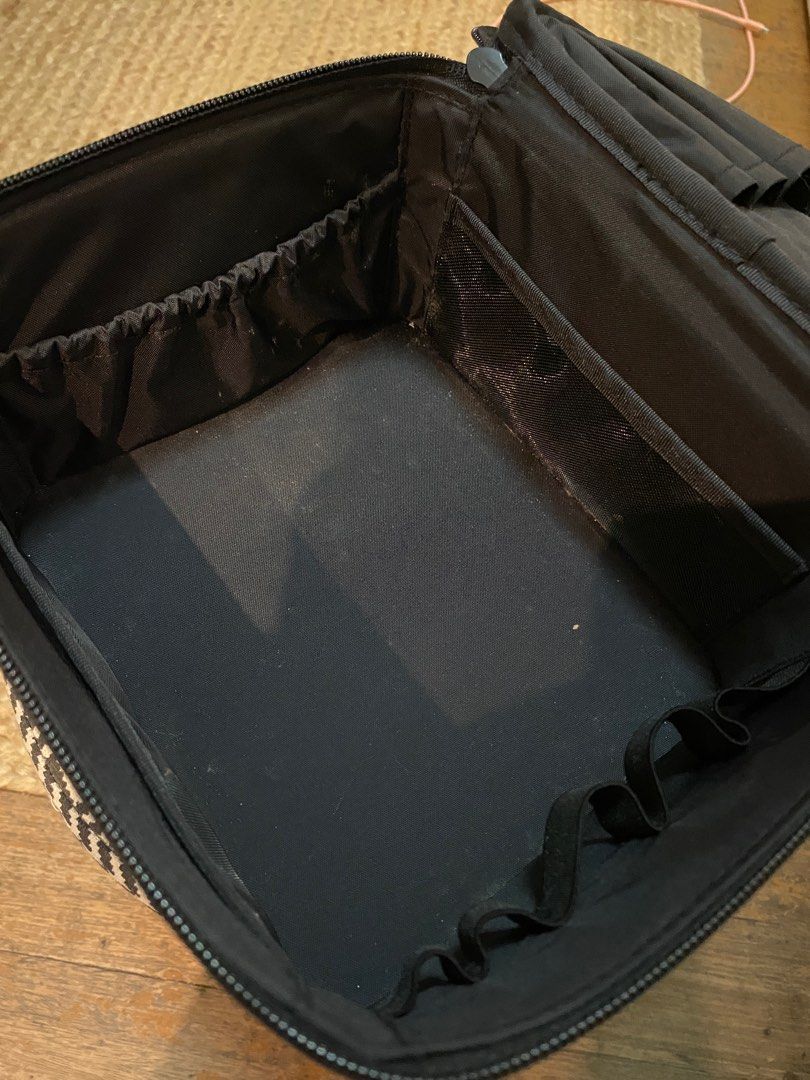 MUJI Makeup/Toiletry Kit (Category: Makeup) located in Paranaque City. Submitted by andwea (Listing ID 1268077919, Image 3). Description: Needs a little bit of cleaning inside, some glitter leftover from previous use Used 1-2x max for travel only.