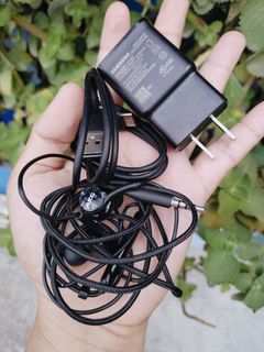 Original Samsung Charger and Jacktype Earphone