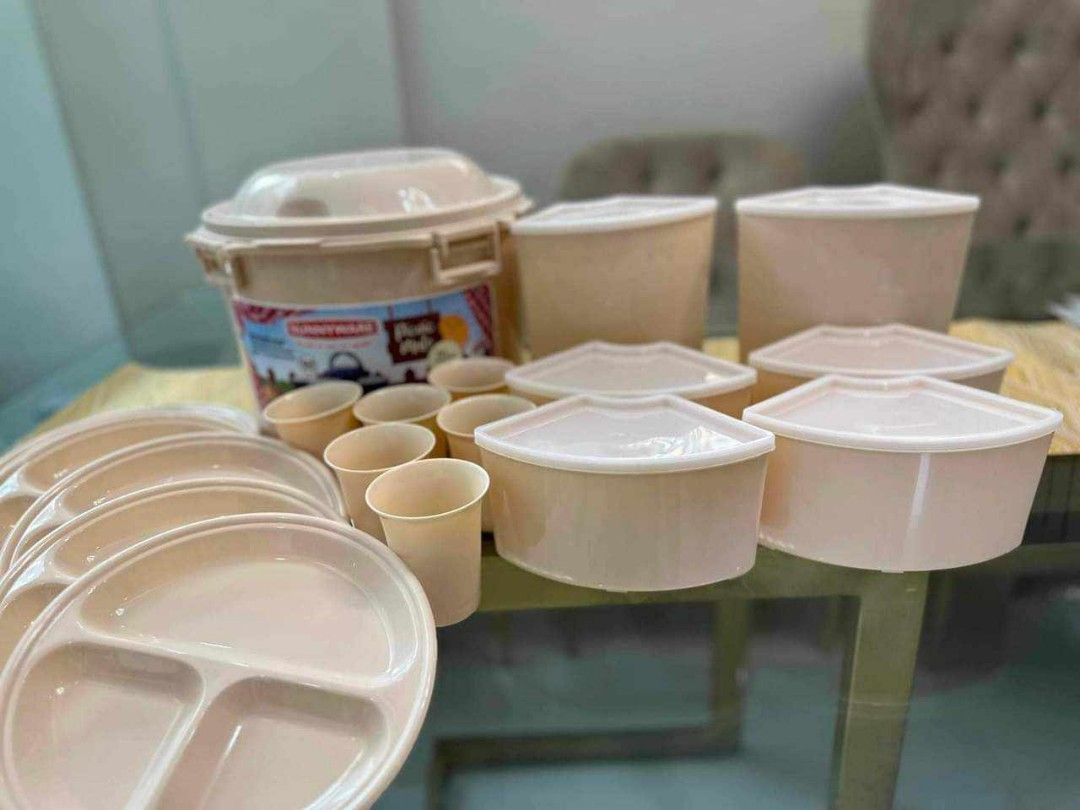 Picnic Set (Category: Other Kitchenware & Tableware) located in Manila. Submitted by redonlineshop (Listing ID 1267984641, Image 2). Description: Picnic Set ₱550 ON HAND BRAND NEW Mode of Payment: Gcash,COD Same day delivery + Delivery Fee.