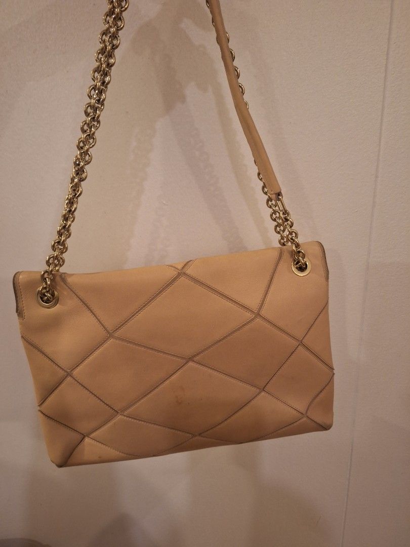 Roger vivier (Category: Luxury Bags & Wallets) located in Pasay City. Submitted by ms0718 (Listing ID 1268059718, Image 2). Description: with signs of usage and marks but inside is good and with card and dusbag. ipapa ayos mo na lang. hardware is in good condition and lock is working. no zipper problem rfs: decluterring.