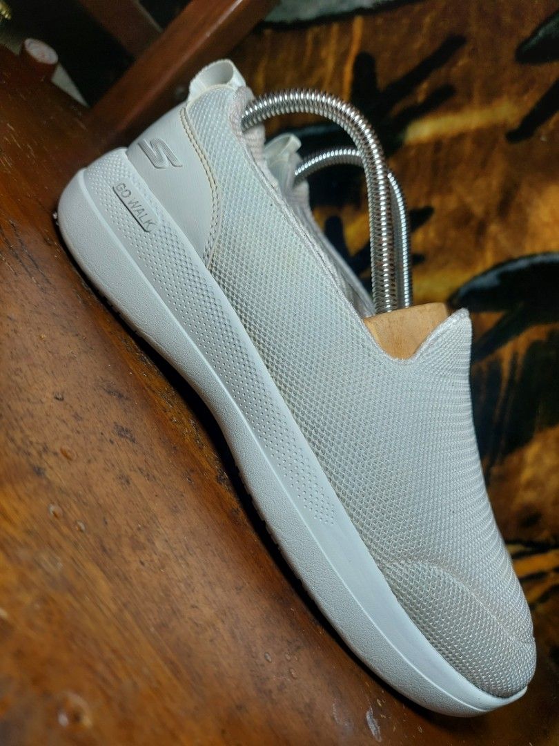 SKECHERS GO WALK WHITE SLIP ON SIZE 7.5 WOMEN Women s Fashion