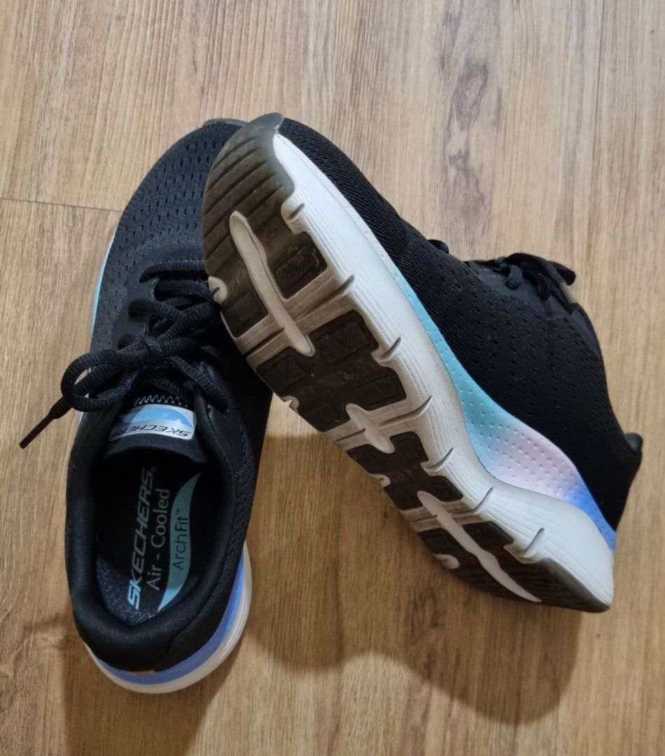 Sketchers Shoes Women s Fashion Footwear Sneakers on Carousell