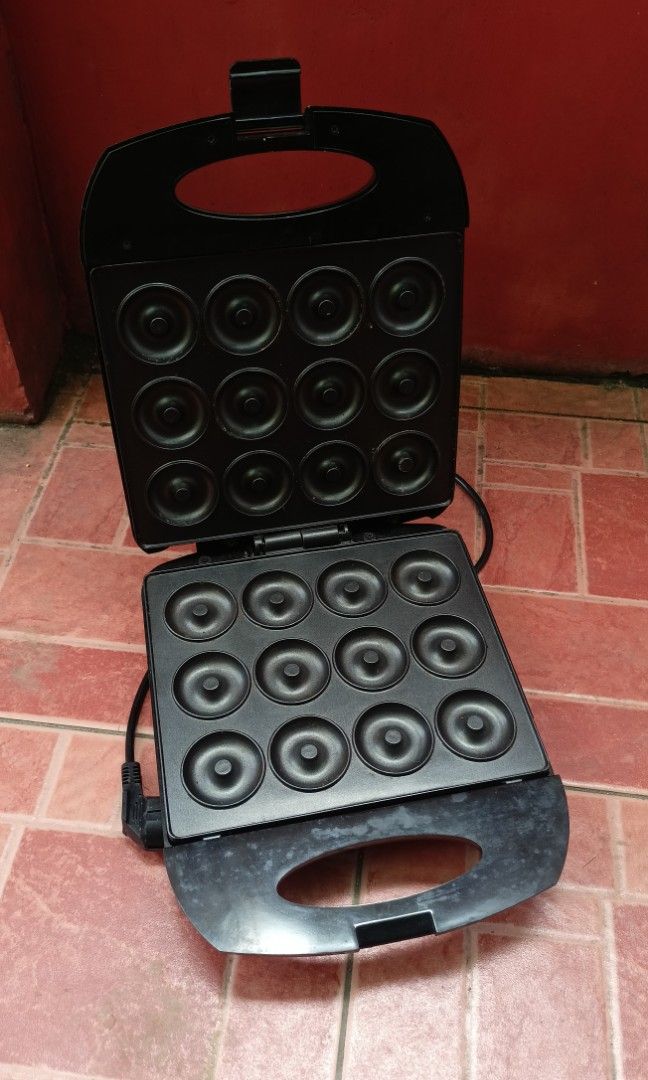 Sokany 12-Hole Mini Donut Maker (Category: Bakeware) located in Quezon City. Submitted by havenshubb (Listing ID 1267972658, Image 2). Description: Sokany 12-Hole Mini Donut Maker with Box Issue: May basag pero hindi nakaka apekto sa pagluto ng mini donut Location: Tandang Sora, Quezon city RFS: Not using anymore Cod / Pick up 🛵 📦 Price: 1000.