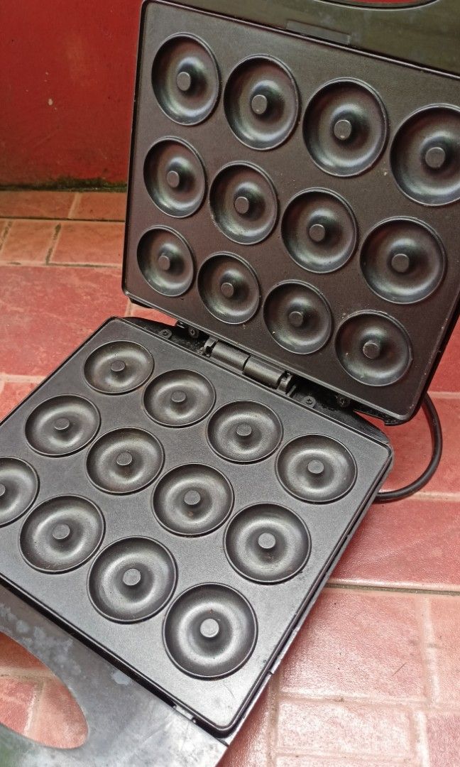 Sokany 12-Hole Mini Donut Maker (Category: Bakeware) located in Quezon City. Submitted by havenshubb (Listing ID 1267972658, Image 3). Description: Sokany 12-Hole Mini Donut Maker with Box Issue: May basag pero hindi nakaka apekto sa pagluto ng mini donut Location: Tandang Sora, Quezon city RFS: Not using anymore Cod / Pick up 🛵 📦 Price: 1000.