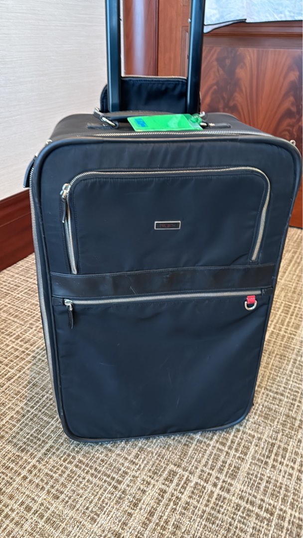 Tumi carry on suitcase, 興趣及遊戲, 旅行, 旅遊 旅行必需品及用品 Carousell