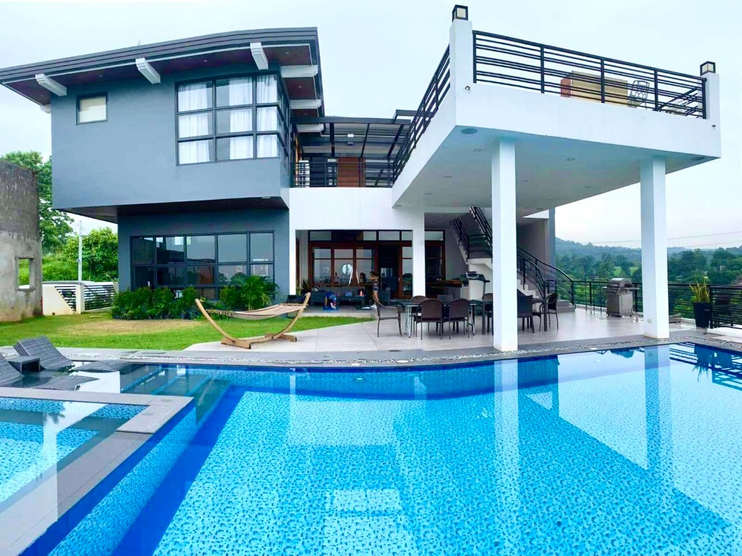 Ultimate Retreat: 5 Bedroom Mansion with Pool, Pond, and Solar Power ...