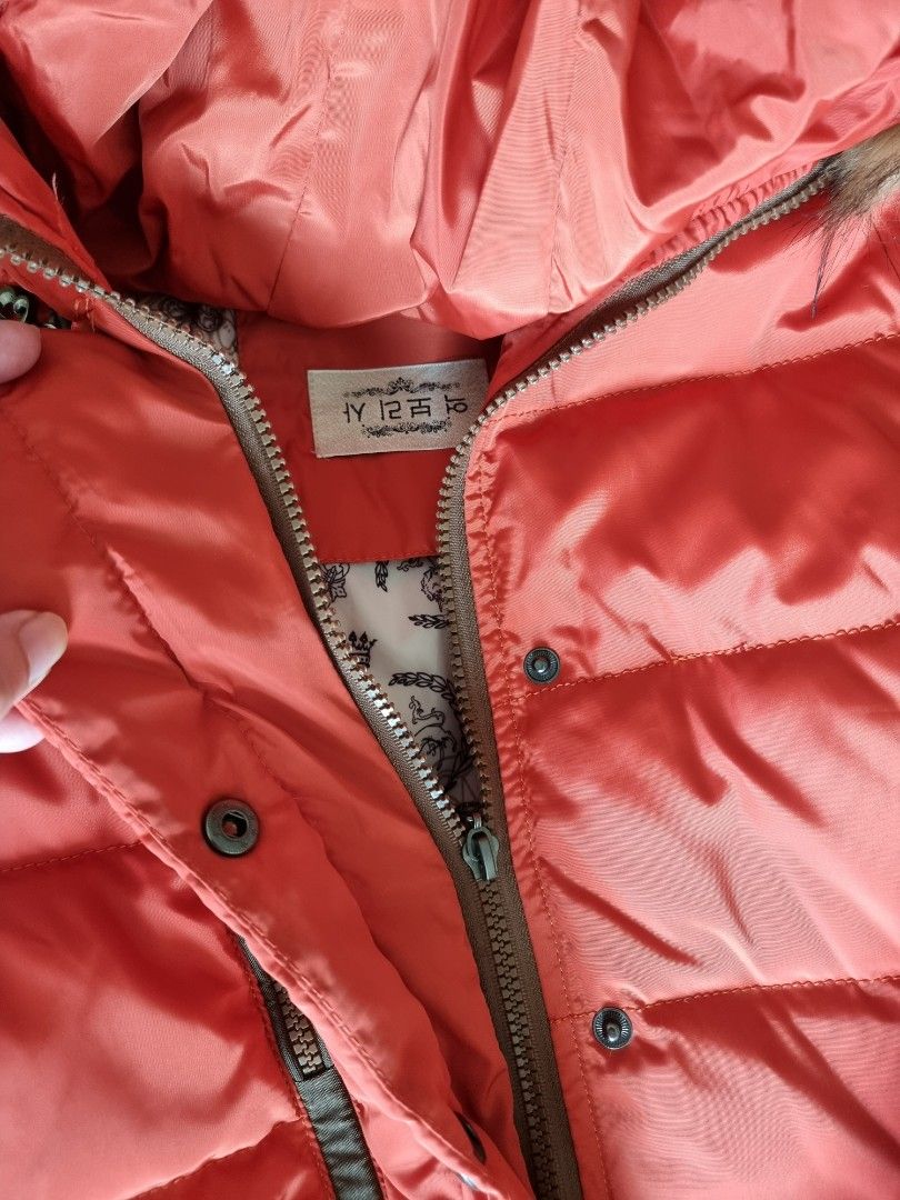 Winter Jacket (Category: Coats, Jackets and Outerwear) located in Singapore. Submitted by candy4u (Listing ID 1267945304, Image 3). Description: the label says XL size but it is for medium size..