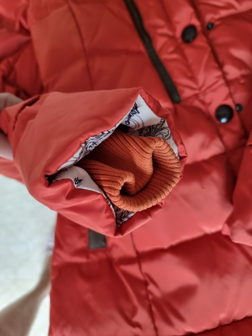 Winter Jacket (Category: Coats, Jackets and Outerwear) located in Singapore. Submitted by candy4u (Listing ID 1267945304, Image 2). Description: the label says XL size but it is for medium size..