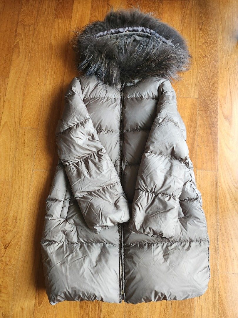 Winter Jacket (Category: Coats, Jackets and Outerwear) located in Singapore. Submitted by ryane2 (Listing ID 1267945920, Image 1). Description: 80% Down 20% Feather Real Fur.