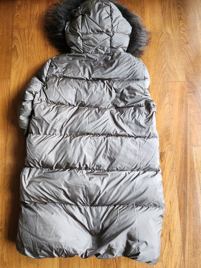 Winter Jacket (Category: Coats, Jackets and Outerwear) located in Singapore. Submitted by ryane2 (Listing ID 1267945920, Image 2). Description: 80% Down 20% Feather Real Fur.