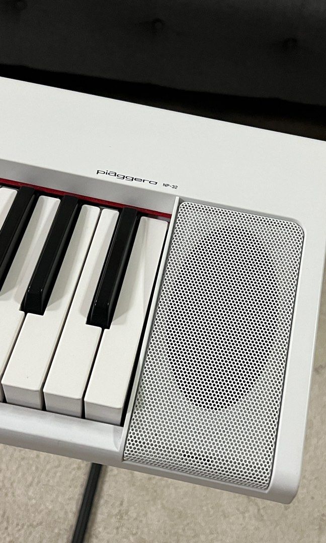 Yamaha NP 32WH piaggero digital keyboard (white), Hobbies & Toys