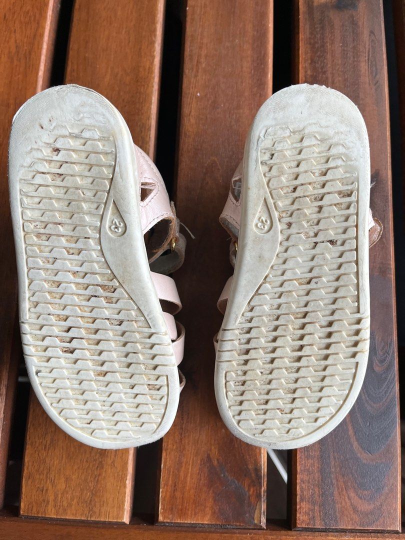 Girls on sale comfy sandals