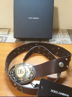 今特價DOLCE &  GABBANA深咖啡色真皮皮帶。皮帶中皮帶箍大LOGO五金環扣。長10cm寬8cm。皮帶長110cm寬4cm