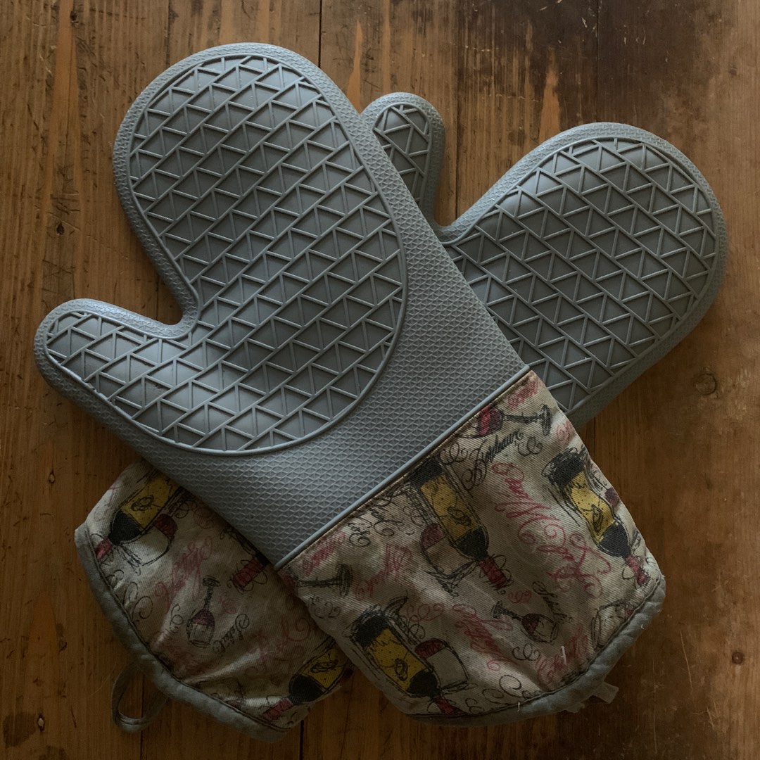 Donating Padded Silicone Oven Mitts, Furniture & Home Living