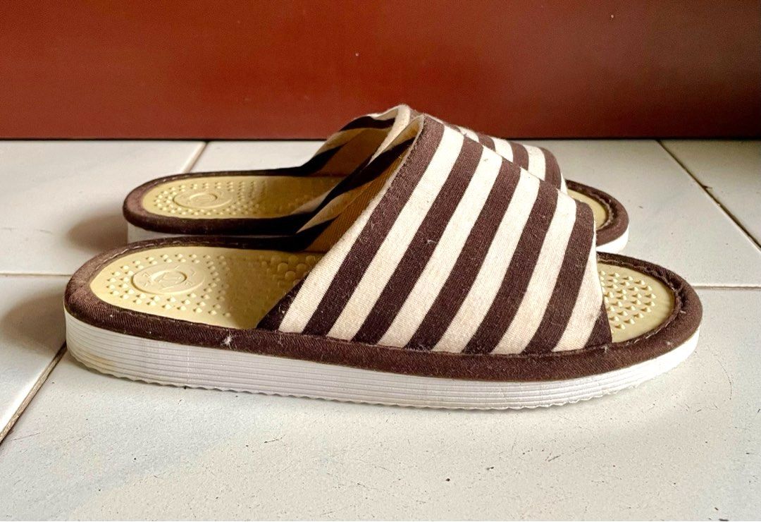 Vintage bedroom slippers deals
