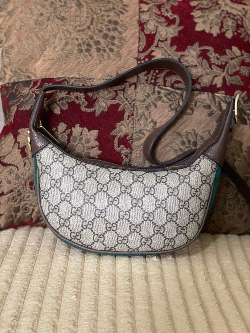 Ophidia half moon GG Baguette bag (Category: Luxury Bags & Wallets) located in Quezon City. Submitted by margret.mathew (Listing ID 1268193464, Image 1). Description: Used once, no flaws or signs of usage Shoulder bag/ kilikili bag Adjustable strap Size small Leather and PVC combination Decluttering ☝️VISIT AND FOLLOW MY PAGE FOR MORE ITEMS 👍 .