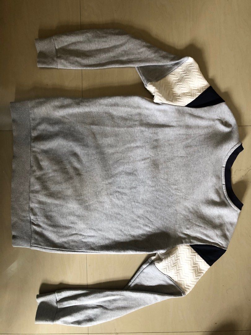 Guess Pullover Sweater (Category: Coats, Jackets and Outerwear) located in Quezon City. Submitted by steeldesign (Listing ID 1268164044, Image 3). Description: Gucci Pullover Sweater Dimension: 26” in Length x 18” in Width Size: Medium Unisex RFS: Decluttering, Bigay ng utol from Japan. Price is negotiable for sure buyers. Kindly lower your expectations since this has been lightly used. Please see the photos attached..