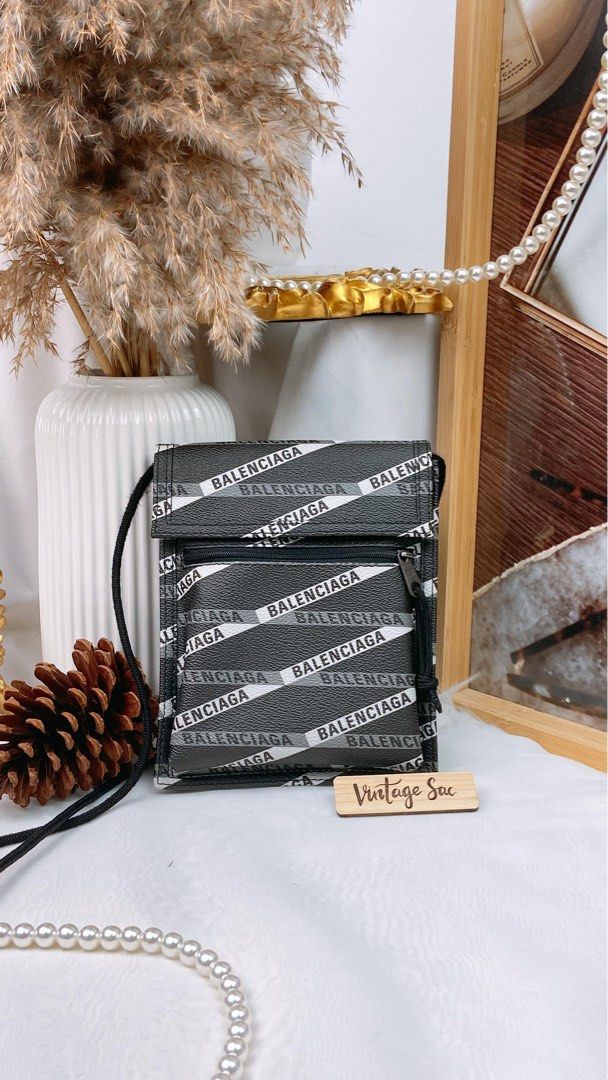 Explorer pouch strap top