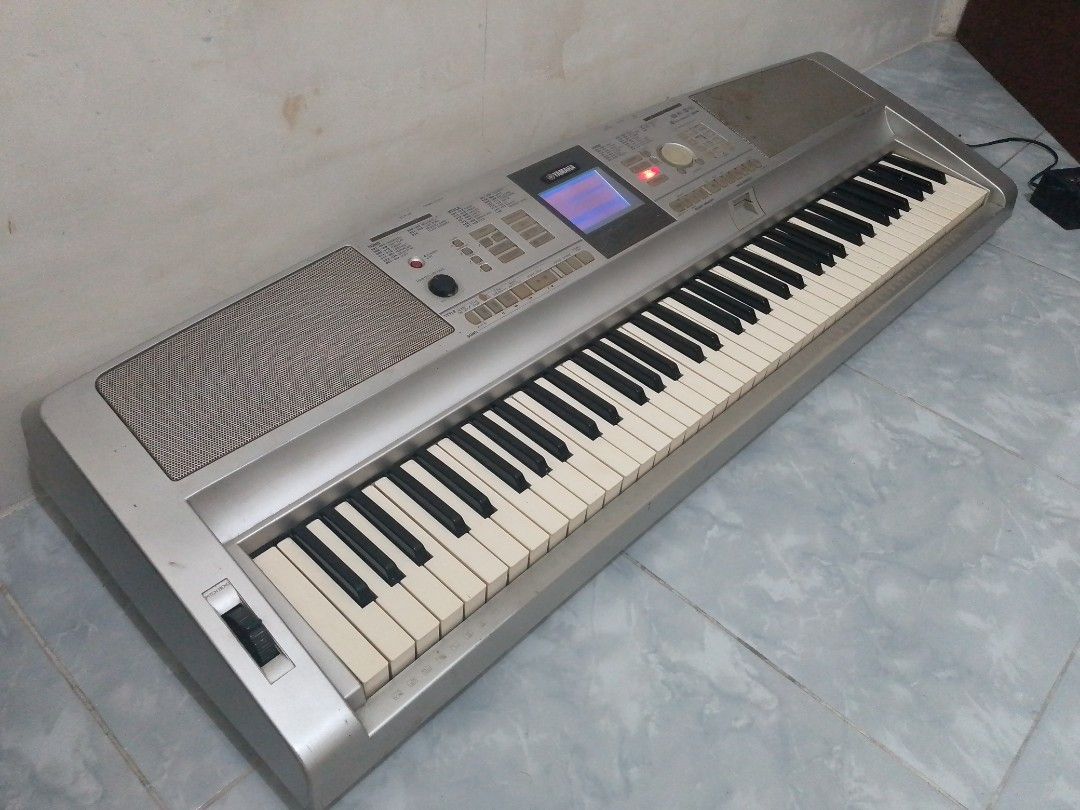 Keyboard Yamaha DGX305 PortableGrand Siap Pakai, Musik & Media, Alat