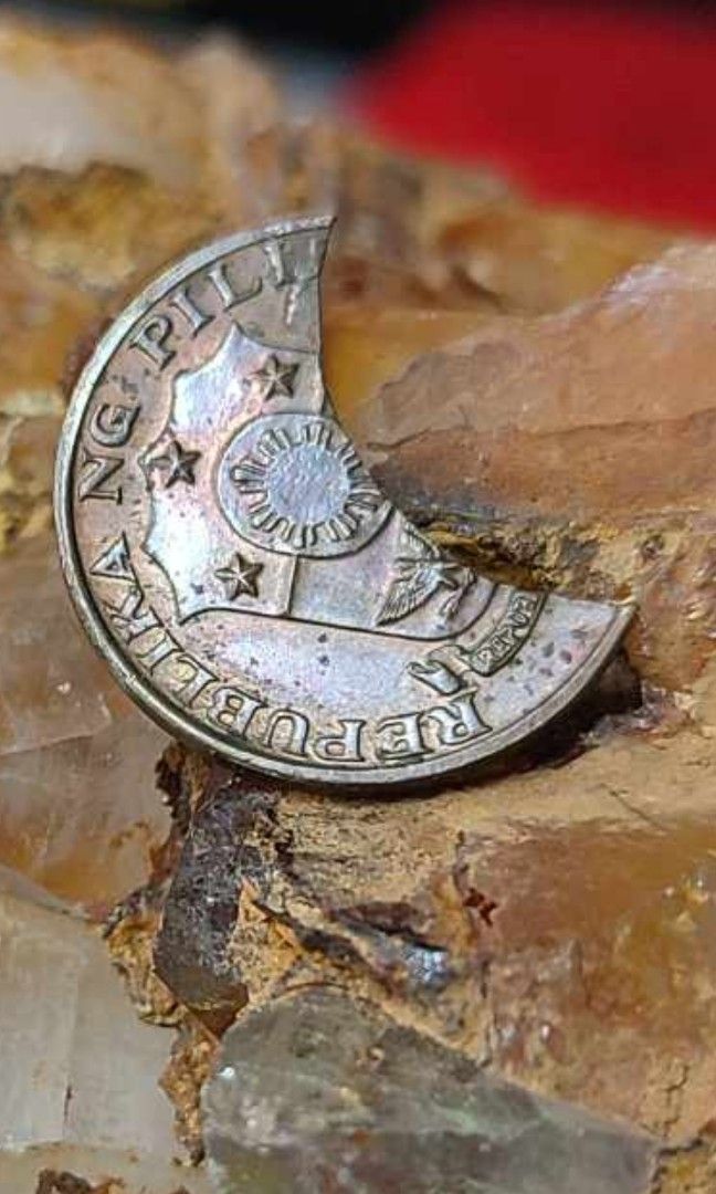 Limang Sentimos error coin (Category: Currency) located in Muntinlupa City. Submitted by voltlovebird (Listing ID 1268272103, Image 3). Description: sale plus sf.. 5 sentimos - clip planchet error coin.