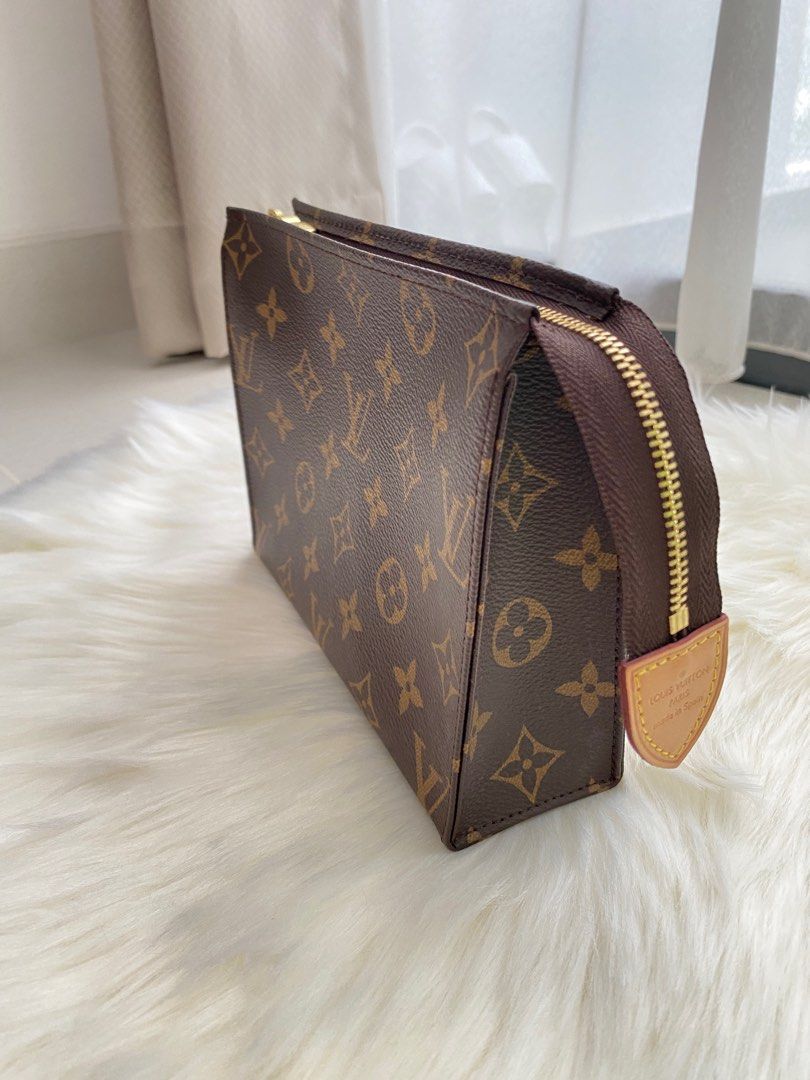 Toiletry pouch 19 deals louis vuitton