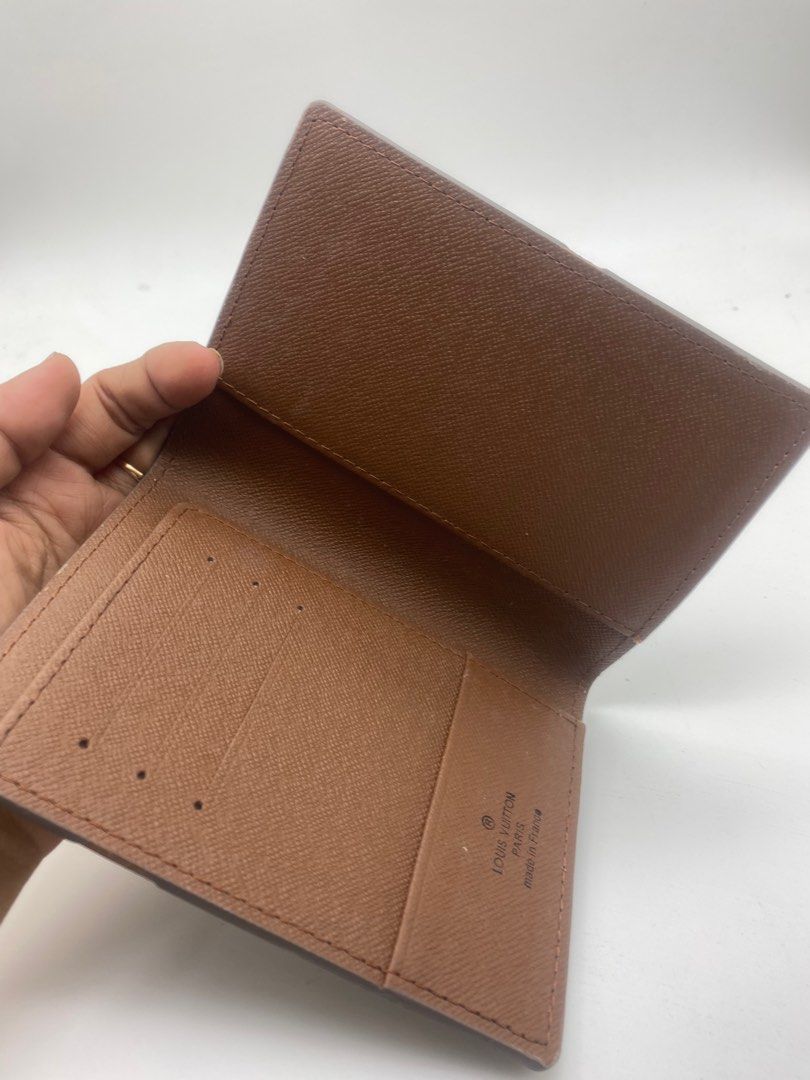 LV PASSPORT HOLDER (Category: Luxury Bags & Wallets) located in Bacolod City. Submitted by chuchaystuffs (Listing ID 1268246694, Image 2). Description: Signs of use can’t find code see pics .