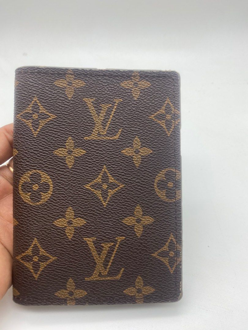 LV PASSPORT HOLDER (Category: Luxury Bags & Wallets) located in Bacolod City. Submitted by chuchaystuffs (Listing ID 1268246694, Image 1). Description: Signs of use can’t find code see pics .