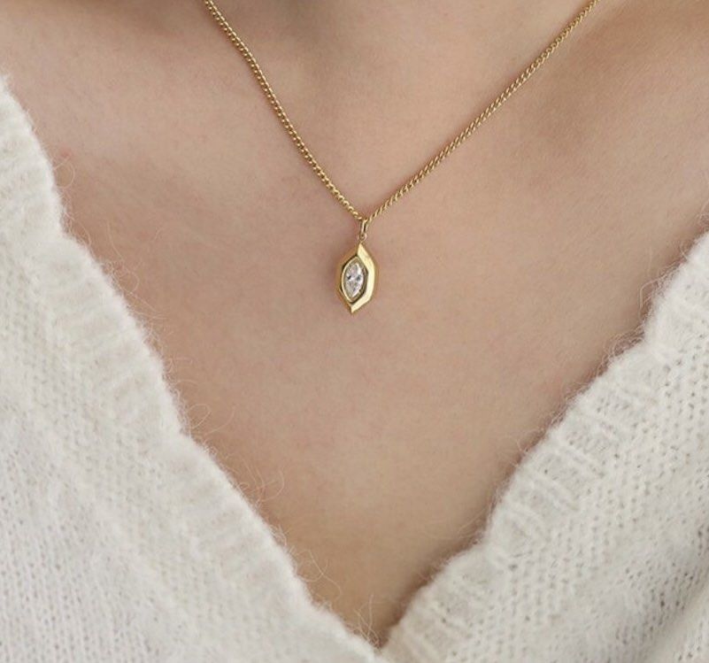 Gold pendant sales necklace womens