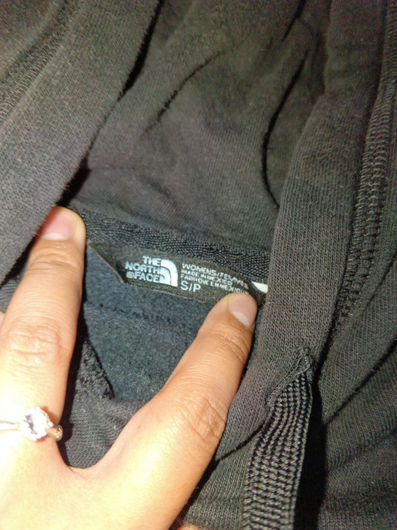 The North Face jacket (Category: Coats, Jackets and Outerwear) located in Cabuyao City. Submitted by Mgpassion. (Listing ID 1268133409, Image 3). Description: payment first gcash shipping via shoppe check out medyo faded sa ibang part saka sa may hood pababa pero goods parin no cracks on logo L60cm W40cm.