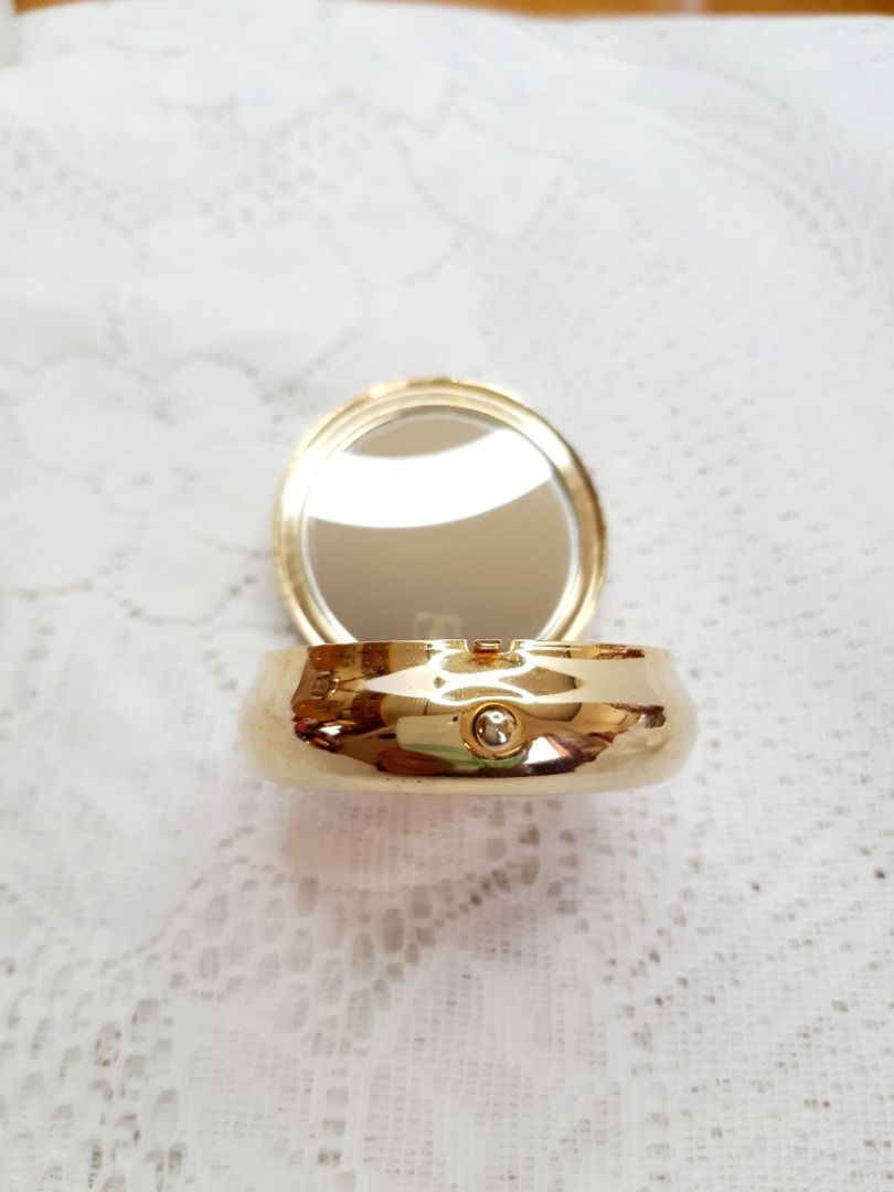 Vintage Parrot medicine pill box (Category: Accessory Holder, Box & Organizers) located in Bacolod City. Submitted by schatzi322 (Listing ID 1268319853, Image 3). Description: Gold tone pill box with mirror.