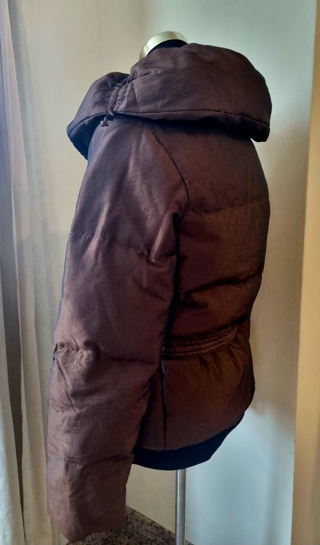 Winter Down JAcket (Category: Coats, Jackets and Outerwear) located in Singapore. Submitted by e-m-w (Listing ID 1131244047, Image 2). Description: condition 9/10 Beautiful vest, warm and design no scratch no stain dry cleaned. letting as not going to ski anymore neither to the cinema size 34 36 color: bronze / brown.