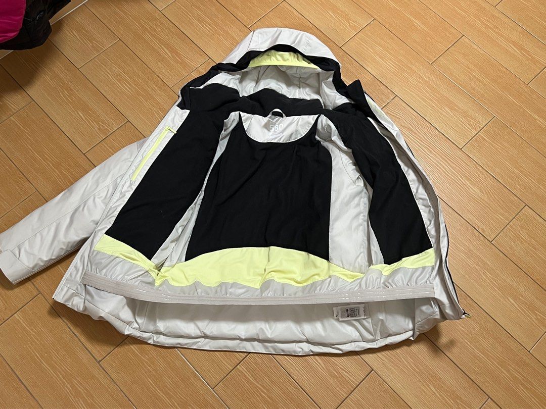 Winter jacket (Category: Coats, Jackets and Outerwear) located in Singapore. Submitted by debakk (Listing ID 1268280866, Image 2). Description: Winter jacket for kid 14 years old .. Buy too small .. only wear 1 time .