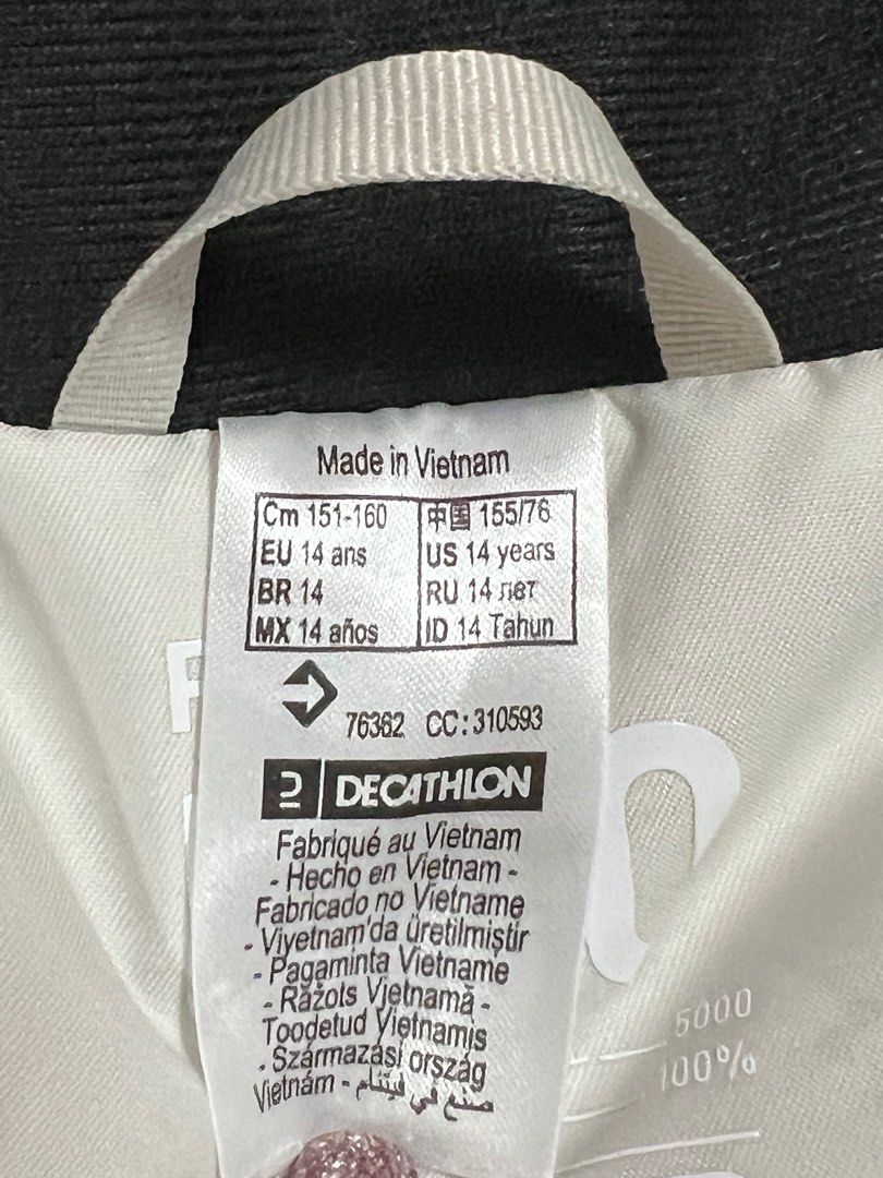 Winter jacket (Category: Coats, Jackets and Outerwear) located in Singapore. Submitted by debakk (Listing ID 1268280866, Image 3). Description: Winter jacket for kid 14 years old .. Buy too small .. only wear 1 time .