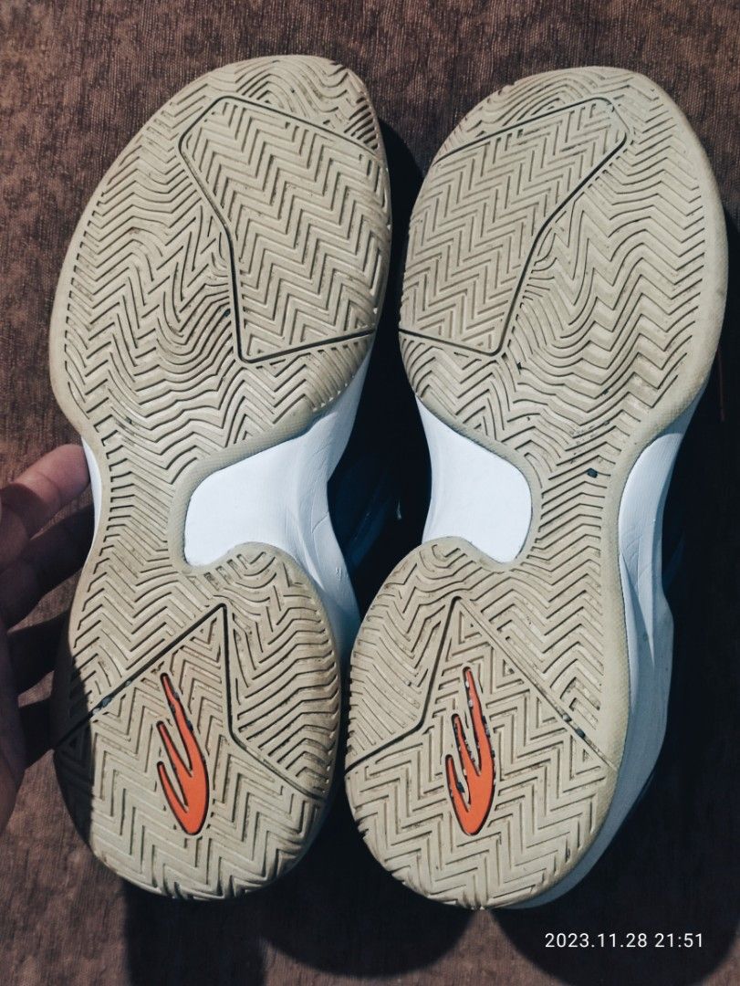 World Balance Rubber Shoes Size 42 (Category: Sneakers) located in Quezon City. Submitted by epicart (Listing ID 1268278934, Image 3). Description: Medyo madumi lang kasi pero in very good condition pa, ginagamit lang kapag mamasyal. World Balance Rubber Shoes Size 42 Color: White, Black, Gray, Orange 1,600 only Location: Tandang Sora Quezon City Meetup: Along Tandang Sora, Trinoma, SM North.