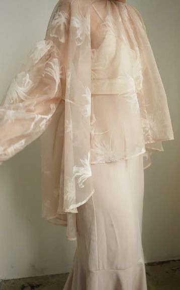 日牌Acka sheer over flare blouse（ivory）, 女裝, 上衣, T-shirt