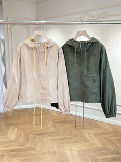 (Category: ) located in . Submitted by luxcloset.shop (Listing ID 1268467081, Image 1). Description: .