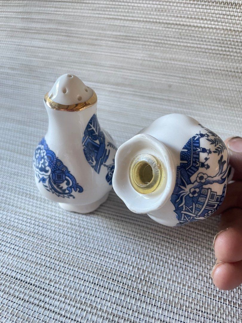 Blue willow salt sales and pepper shaker
