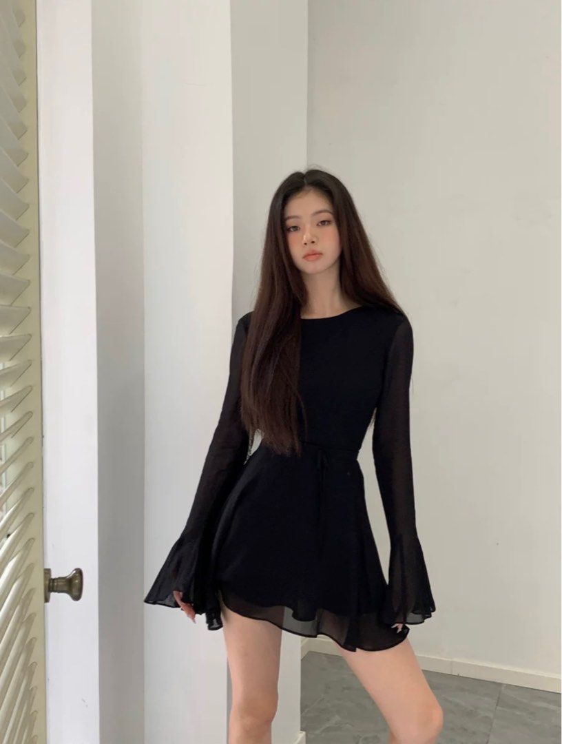 BN INSTOCK Black Long Flare Trumpet Sleeve Blackless Rose