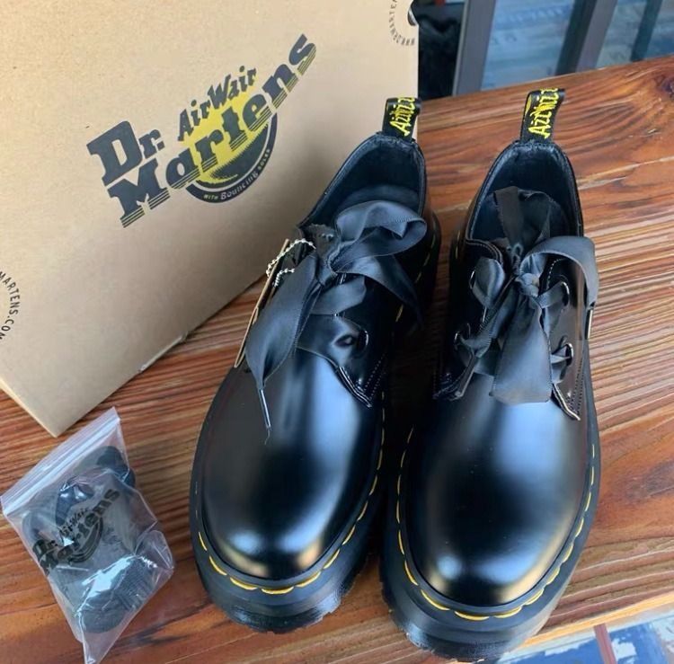 Dr martens hotsell 146 rose