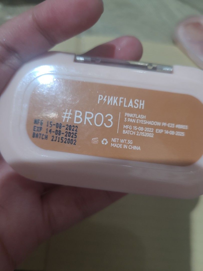 Eyeshadow pink flash expired 2025 masih full ga dipake karna salah