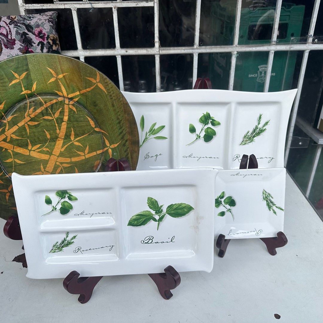 Glass plate display, Furniture & Home Living, Furniture, Other Home