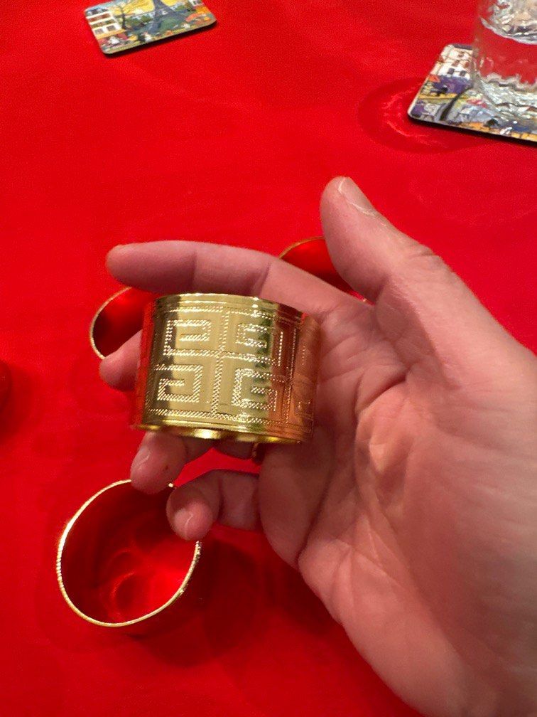 Gold napkin top