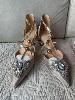 Champagne hot sale pointed heels