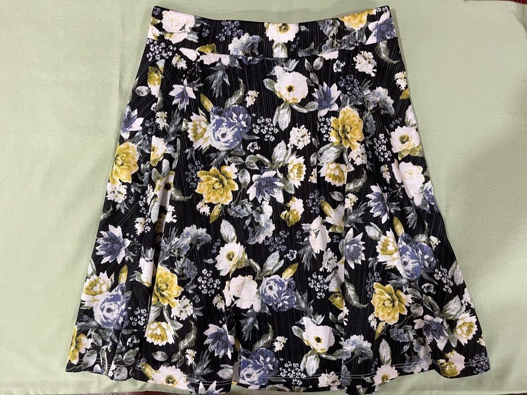 H&M Floral Skirt (Category: Skirts) located in Quezon City. Submitted by blue.boxes (Listing ID 1268491385, Image 1). Description: 📍Quezon City 💳 GCash 🏍️ J&T, LBC, Grab, Lalamove 😀 FREE SHIPPING via J&T for purchases totaling at least P400 💕 DM for questions!.