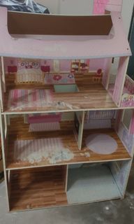 Kids doll house preloved